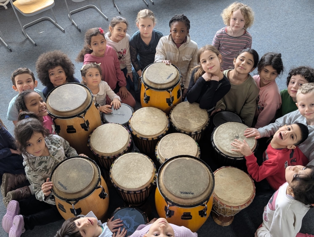 Kinder der Rixdorfer Schule musizieren gemeinsam auf Trommeln
